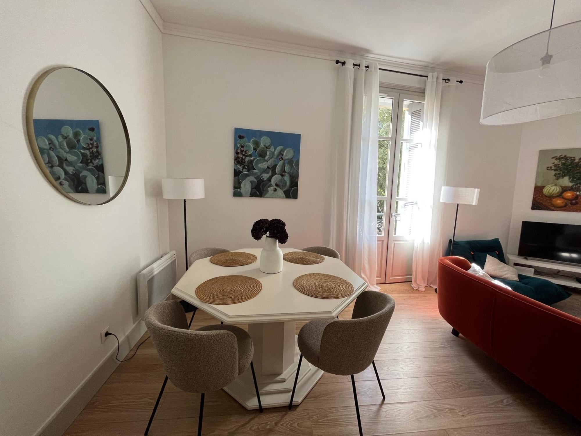 Nimes , Appartement Renove Dans Immeuble Classe. المظهر الخارجي الصورة
